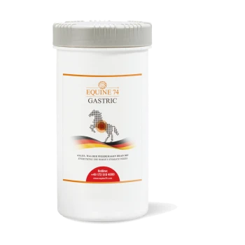 Weißer Behälter mit der Aufschrift "Equine 74 Gastric" und einer Silhouette eines Pferdes, mit Text in Deutsch und Englisch über die Bedürfnisse des Pferdemagens.