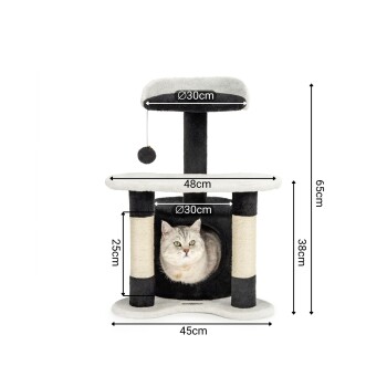 Eine graue Katze schaut aus einem schwarzen, würfelförmigen Versteck auf einem Kratzbaum mit zwei Plattformen, Kratzpfosten und einem baumelnden Ballspielzeug. 65 cm hoch.