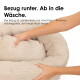 Hände ziehen den Bezug eines beigen Cord-Tierbetts ab; sichtbarer deutscher Text: 'Bezug runter. Ab in die Wäsche.'