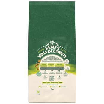 Green bag of James Wellbeloved pet food, 15 kg, featuring text about natural ingredients, health benefits, and eco-friendly commitment.