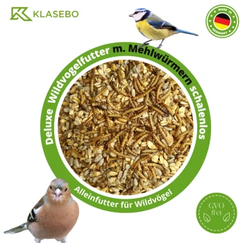 Nahaufnahme von hochwertigem Wildvogelfutter mit Mehlwürmern, mit einer Blaumeise und einem Fink. Text: "Alleinfutter für Wildvögel" und "GVO frei."