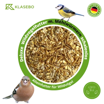 Nahaufnahme von hochwertigem Wildvogelfutter mit Mehlwürmern, mit einer Blaumeise und einem Fink. Text: "Alleinfutter für Wildvögel" und "GVO frei."