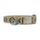 Stylische Hundehalsband mit einem gemusterten Stoff in erdigen Tönen, mit einem blauen und braunen Quastenanhänger und einer silbernen Schnalle.
