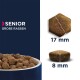 Senioren-Hundefutter für große Rassen, mit Kibble-Größen von 17 mm und 8 mm, in einer blauen Schüssel präsentiert.