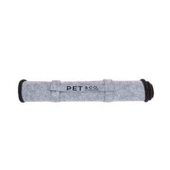 Grau zusammengerollte Haustiermatte mit schwarzem Rand und "PET & CO." Schriftzug auf dem Riemen, isoliert auf weißem Hintergrund.