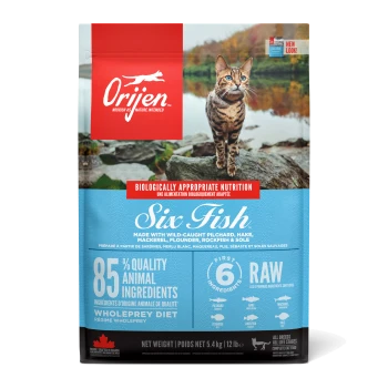 Sac de nourriture pour chat Orijen Six Fish avec un chat tigré près d'une rivière, mettant en avant "85% d'ingrédients animaux de qualité" et "régime wholeprey."