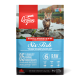 Orijen Six Fish Katzenfutterbeutel mit einer getigerten Katze am Fluss, der "85% hochwertige tierische Zutaten" und "wholeprey diet" hervorhebt.
