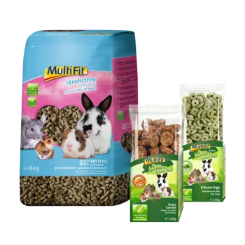 Multifit-Strohstreu-Beutel (8 kg) mit Bildern eines Kaninchens, Meerschweinchens und Hamsters, neben getreidefreien Snacks: Karottenstückchen und Erbsenschleifen.