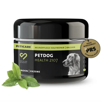 Schwarzes Glas von Peticare Petdog Health 2107 Balsam zur Wundpflege, mit einem Hundebild, grünen Akzenten und einem Blattgarnitur.