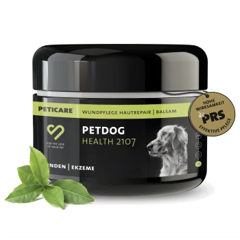 Schwarzes Glas von Peticare Petdog Health 2107 Balsam zur Wundpflege, mit einem Hundebild, grünen Akzenten und einem Blattgarnitur.
