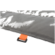 Nahaufnahme eines grauen Haustierbettes mit strukturierter Oberfläche und einem orangefarbenen Riemen zum Sichern oder Tragen.