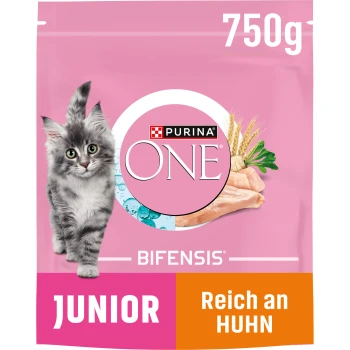 Verpackung für Purina ONE Bifensis Junior Katzenfutter, mit einem grauen Kätzchen und dem Text "Reich an Huhn als Zutat Nr. 1" auf einem rosa Hintergrund.