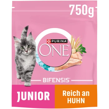 Verpackung für Purina ONE Bifensis Junior Katzenfutter, mit einem grauen Kätzchen und dem Text "Reich an Huhn als Zutat Nr. 1" auf einem rosa Hintergrund.