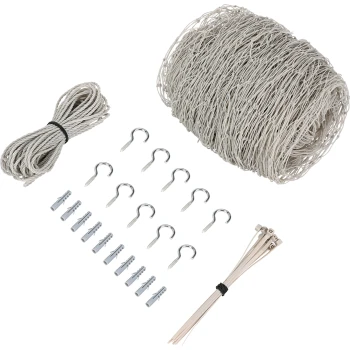 Un paquet de ficelle naturelle, une longueur de corde, plusieurs crochets en métal et des clips en plastique disposés sur un fond blanc.