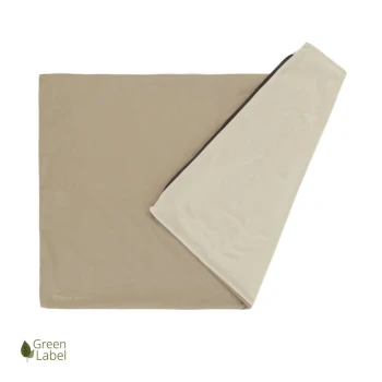 Eine weiche, beige Haustierdecke, die an einer Ecke gefaltet ist, mit einer cremefarbenen Unterseite und einem kleinen 'Doctor Bark'-Logo. Grünes Label-Emblem sichtbar.