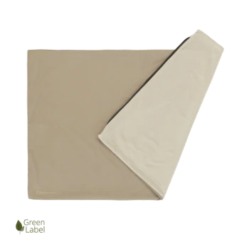 Eine weiche, beige Haustierdecke, die an einer Ecke gefaltet ist, mit einer cremefarbenen Unterseite und einem kleinen 'Doctor Bark'-Logo. Grünes Label-Emblem sichtbar.