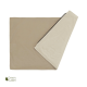 Eine weiche, beige Haustierdecke, die an einer Ecke gefaltet ist, mit einer cremefarbenen Unterseite und einem kleinen 'Doctor Bark'-Logo. Grünes Label-Emblem sichtbar.