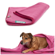 Ein entspannter Hund schläft auf einer weichen rosa Fleece-Decke mit dem Text: 'EXTRA WEICH & KUSCHELIG' und 'Hautfreundlicher Fleece zum Wohlfühlen.'