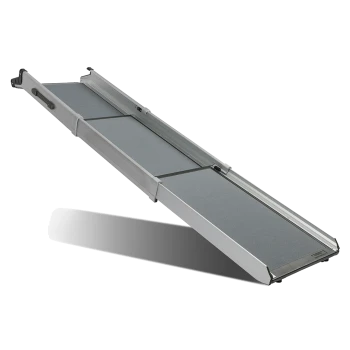 Eine faltbare Haustierrampe mit einer strukturierten grauen Oberfläche und einem Aluminiumrahmen, entworfen für einen einfachen Zugang für Haustiere.