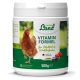 Behälter mit HühnerLand Vitamin Formel für Hühner, 500g, mit einer braunen Henne, mit Text zur Förderung von Vitalität und Wohlbefinden, hergestellt in Deutschland.