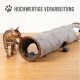 Eine Bengal-Katze schnüffelt an einem grauen Tunnel mit braunen Rändern, zwei Öffnungen und Pompons, mit dem Text "HOCHWERTIGE VERARBEITUNG."