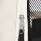 Nahaufnahme eines Reißverschlusses an einer Haustiertrage, mit einem weißen Stoff und einem schwarzen Netzpaneel, das den Reißverschluss-Zugtab zeigt.