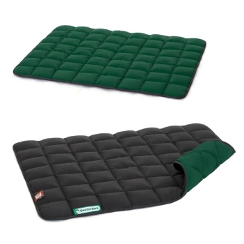 Zwei wendbare Haustiermatten, eine Seite grün und die andere schwarz, mit einem gesteppten Design und dem 'Doctor Bark'-Logo.