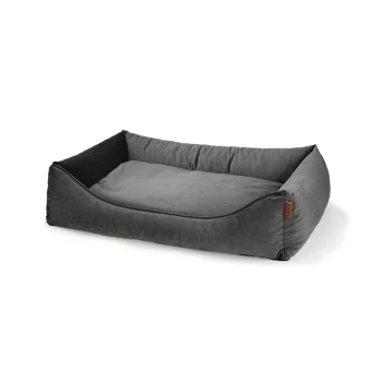 Graues Haustierbett mit einer weichen, plüschigen Oberfläche und erhöhten Rändern für Komfort, mit einem kleinen Lederetikett an der Seite.