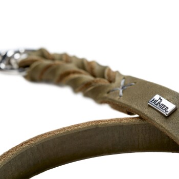 Eine Nahaufnahme einer geflochtenen grünen Hundeleine mit einem silbernen Metallverschluss und einem kleinen 'HUNTER'-Logo-Etikett.