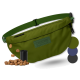 Olivegrünes Haustierzubehör-Tasche mit einem Reißverschluss-Oberfach und verstellbarem Riemen, mit einem Logo-Patch, das 'piuper' trägt.