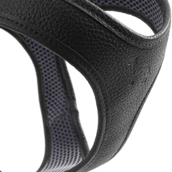 Schwarzes Leder-Hundegeschirr mit strukturierter Oberfläche und atmungsaktivem Netzfutter, mit einem subtil geprägten Hundelogo.