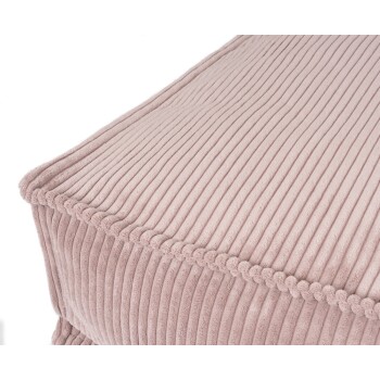 Weiches rosa Haustierbett mit gerippter Textur und dekorativem Rand, schräger Blick, der den plüschigen Stoff zeigt.