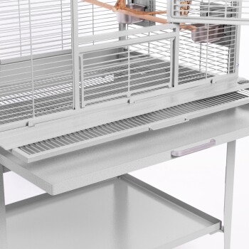 Ein geräumiger, silberner Vogelkäfig mit einer herausnehmbaren Schublade, ausgestattet mit horizontalen Stangen, einer Holzstange und einer offenen Tür.