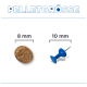 Koptekst 'PELLETGRÖSSE'; 8 mm bruin diervoederkorreltje naast een blauwe duimspeld van 10 mm als schaal, labels '8 mm' en '10 mm'.