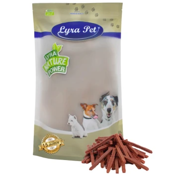 Lammdörrfleisch 1 kg Lyra Pet Nature Power Hundeleckerlipaket mit einem hellbeigen Hintergrund, mit Bildern eines Hundes, einer Katze und einem Welpen, mit einem Stapel Leckerlis davor.