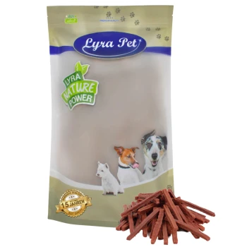 Lyra Pet Nature Power Hundeleckerlipaket mit einem hellbeigen Hintergrund, mit Bildern eines Hundes, einer Katze und einem Welpen, mit einem Stapel Leckerlis davor.