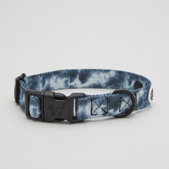 Blaues Batik-Hundehalsband mit einer schwarzen Schnalle und D-Ring, mit einer kleinen Hundesilhouette auf der Schnalle.