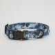 Blaues Batik-Hundehalsband mit einer schwarzen Schnalle und D-Ring, mit einer kleinen Hundesilhouette auf der Schnalle.