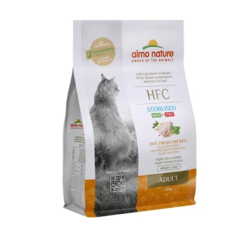 Torba z karmą dla kotów z napisem "Almo Nature HFC Sterilised" z sylwetką kota, stwierdzająca "100% świeżego kurczaka" i "Urinary Care," 300g.