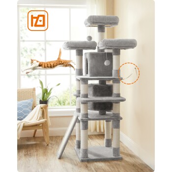 Ein hoher, grauer Kratzbaum mit mehreren Ebenen, Kratzpfosten und hängenden Spielzeugen, neben einem Fenster, wo eine orangefarbene getigerte Katze springt.