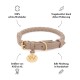 Geflochtenes beiges Leder-Hundehalsband mit goldener Schnalle und Anhänger, mit Text über Material, Komfort, Größen und Handwerkskunst.