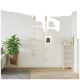 Ein moderner wandmontierter Katzenbaum mit mehreren Plattformen und einem gemütlichen Versteck, in einem hellen Raum mit einer grünen Pflanze und einem hellen Schrank.