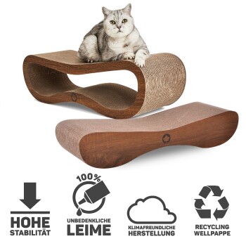 Eine flauschige graue Katze entspannt sich auf einem gebogenen Kratzbrett aus Karton und Holz, das Stabilität und umweltfreundliche Materialien betont.