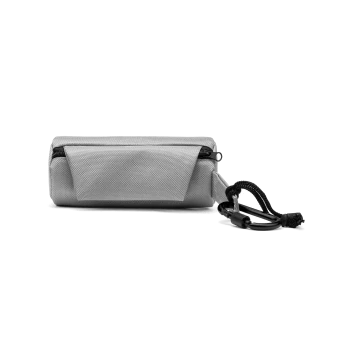 Grau farbiger Zubehörbeutel für Haustiere mit Reißverschluss und schwarzem Kordelzug, mit strukturierter Oberfläche und kompaktem Design.