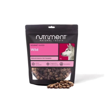 Tüte Nutriment Natural Treats Wild Gourmet-Slices 1 kg mit rosa Etikett, Husky-Motiv und verschütteten mundgerechten Leckerli.