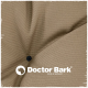 Nahaufnahme eines strukturierten beigen Stoffes mit einem schwarzen Knopf, mit dem Logo 'Doctor Bark' und dem Text 'MADE IN GERMANY.'