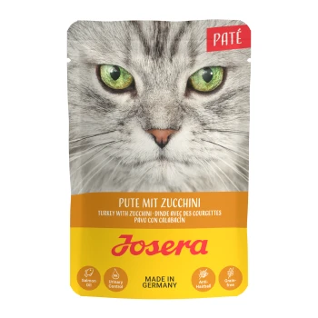 Katzenfutterbeutel mit einer Nahaufnahme des Gesichts einer Katze, beschriftet mit 'Pute mit Zucchini' und 'Josera', hergestellt in Deutschland.