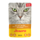 Katzenfutterbeutel mit einer Nahaufnahme des Gesichts einer Katze, beschriftet mit 'Pute mit Zucchini' und 'Josera', hergestellt in Deutschland.