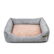 Grau-rosa Haustierbett mit einem plüschigen Innenraum und erhöhten Seiten, mit einem kleinen braunen Etikett an der Seite.