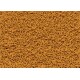 Eine Nahaufnahme von trockenem Haustierfutter, mit kleinen, orange-braunen, zylindrischen Stücken, die gleichmäßig über die Oberfläche verteilt sind.